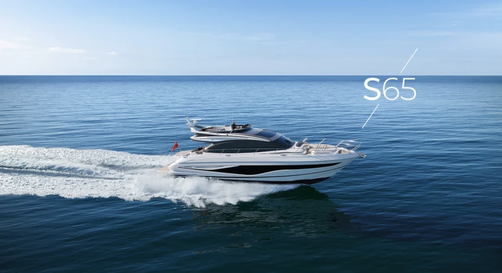 Elegante Princess S65 Motorjacht in Bewegung auf offenem Meer unter klarem Himmel, wobei eine deutliche Wellenlinie hinter dem Boot entsteht. Die Beschriftung „S65“ hebt das Modell hervor und betont das luxuriöse Design und die Geschwindigkeit dieser Jacht.