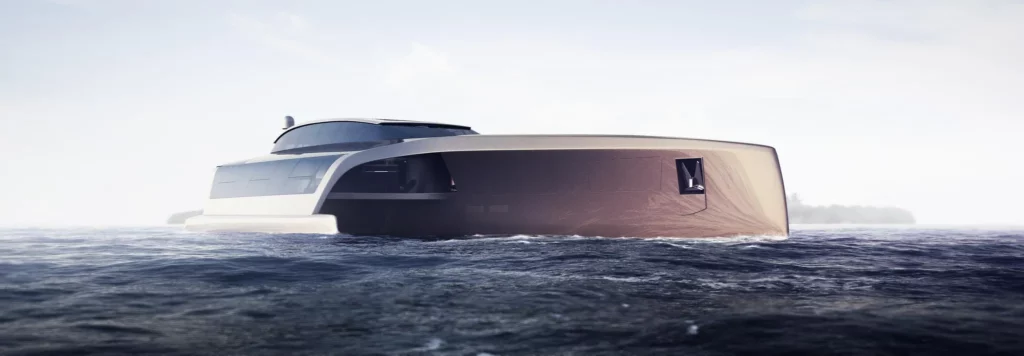 Vorderansicht des 210 Sunreef Power Trimaran, der auf dem offenen Meer fährt. Das Bild zeigt die imposante Breite und das markante Design des Superyachts, mit drei Rümpfen und einem modernen, futuristischen Look.