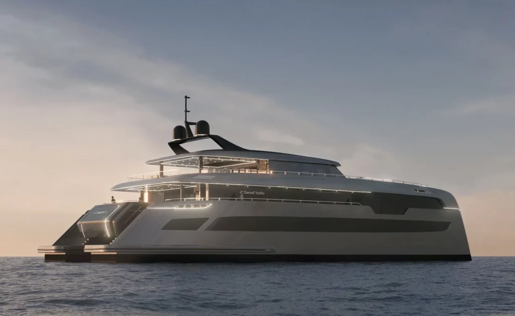 Die Sunreef 49M Yacht ist gegen den Abendhimmel beleuchtet, wobei die leuchtenden Lichter ihr elegantes, futuristisches Design hervorheben. Die Pracht des Schiffes wird durch den Kontrast von Licht und dunklem Wasser unterstrichen.