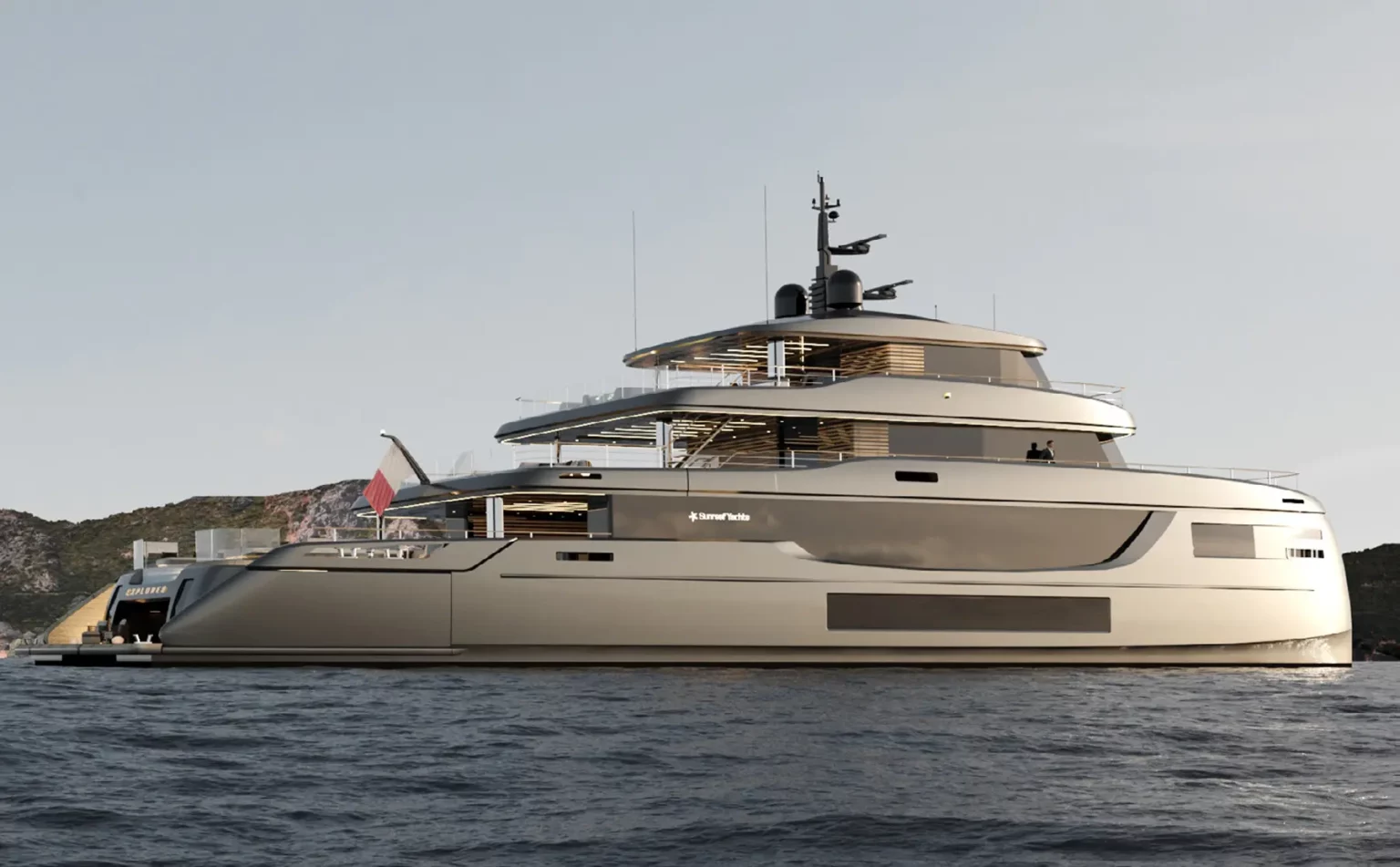 Seitenansicht des 50M Sunreef Explorer, der im Wasser vor einer felsigen Küste liegt. Die Yacht zeichnet sich durch ihr modernes, mehrstöckiges Design und ihre großzügigen Deckflächen aus, die für luxuriöse Erkundungen konzipiert sind.