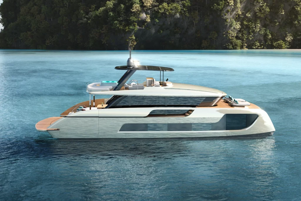 Seitenansicht der Sunreef Ultima 77, die auf einem ruhigen Gewässer ankert. Das Design der Yacht kombiniert moderne Linienführung und luxuriöse Details.